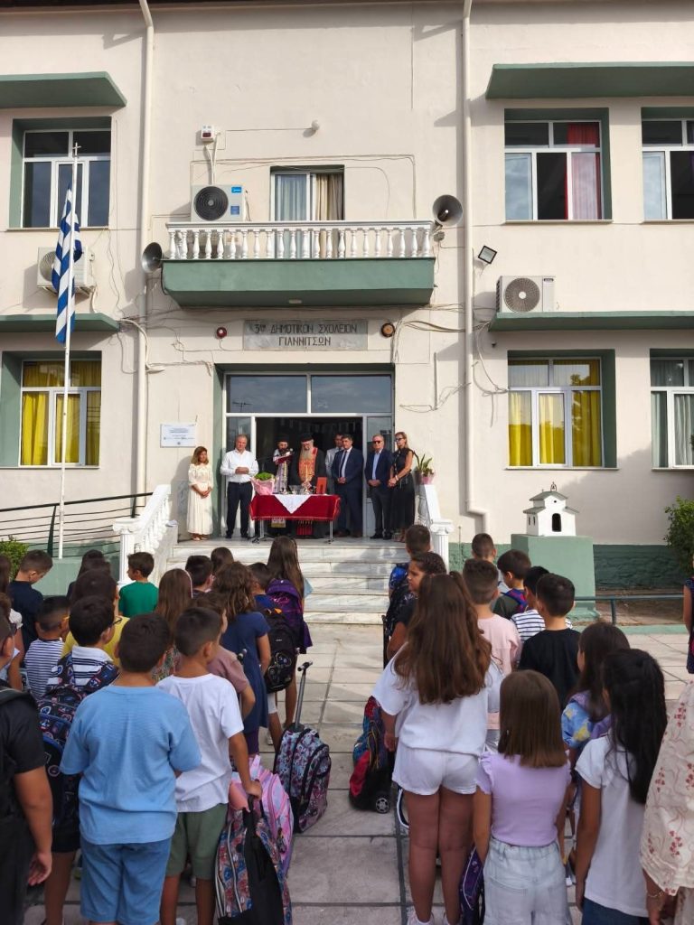 Ο ΓΙΩΡΓΟΣ ΚΑΡΑΣΜΑΝΗΣ ΣΤΟΝ ΑΓΙΑΣΜΟ ΤΩΝ ΣΧΟΛΕΙΩΝ