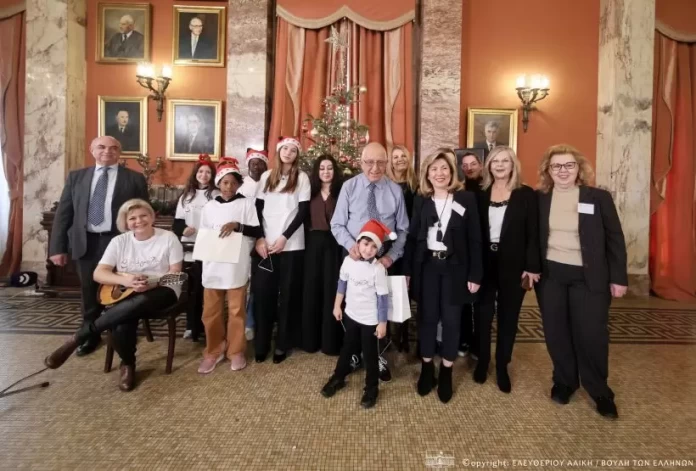 Πλημμύρισε με κάλαντα και παραδοσιακούς χορούς από όλη την Ελλάδα το Μέγαρο της Βουλής