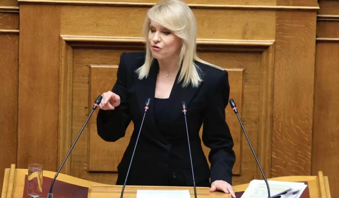 Θεοδώρα Τζάκρη: «Η κυβέρνηση υπονομεύει το εθνικό όφελος