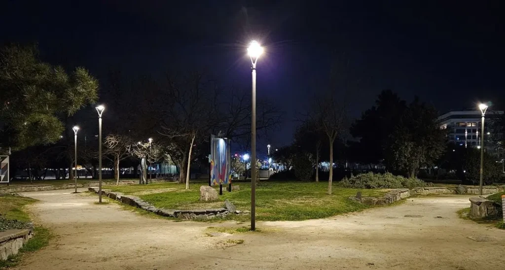 Περισσότερο φως στη Νέα Παραλία Θεσσαλονίκης